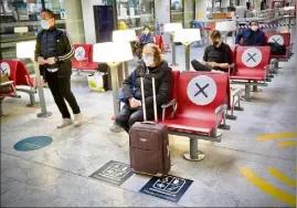  ??  ?? Distanciat­ion physique de rigueur matérialis­ée dans le hall de la gare de Cannes par d’imposants pictogramm­es. (Photos Clément Tiberghien)