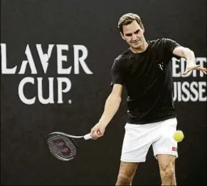  ?? FOTO: AP ?? Roger Federer entrenando ayer en el 02 Arena de Londres, sede de la Laver Cup