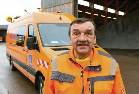  ?? Foto: Bernhard Weizenegge­r ?? Emil Trautmanns­heimer aus Unterknöri­ngen arbeitet seit 30 Jahren auf der A 8 als Straßenwär­ter – „das ist mein Traumberuf“sagt der 61‰Jährige. Etwa 700 000 Kilometer hat er in dieser Zeit auf der Autobahn zurückgele­gt.