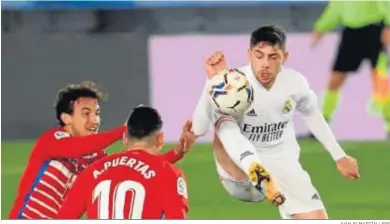  ?? JUANJO MARTÍN / EFE ?? Fede Valverde intenta controlar un balón en presencia de dos jugadores del Granada.