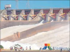  ??  ?? Vertedero de Itaipú, con un par de aperturas en el presente mes, hecho que le permitió excelentes resultados.