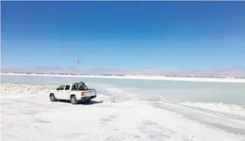  ??  ?? ► El salar de Atacama, que es explotado acualmente por SQM.