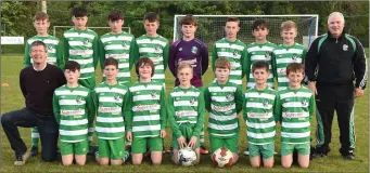  ?? Photo by Michelle Cooper Galvin ?? Killarney Celtic U-13s who were defeated by Killarney Athletic, with their managers Frank Roberts and Eugene Costello in Woodlawn Killarney on Monday.