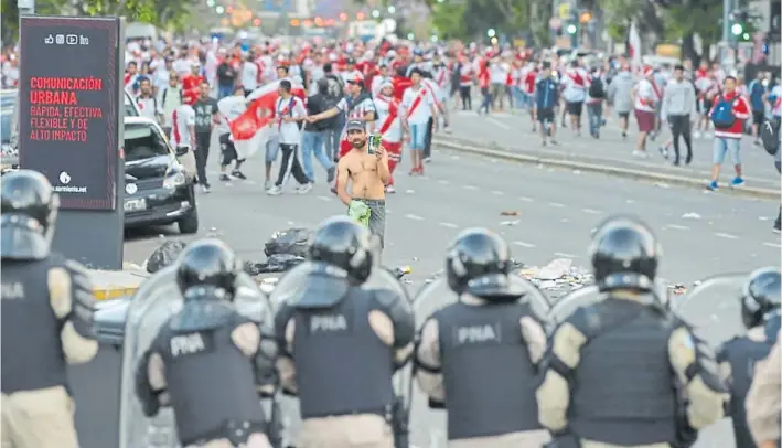  ?? FOTOS: FEDERICO IMAS ?? Frente a frente. Las puertas del estadio se cerraron a las 16.30 y los miles de hinchas que se quedaron afuera chocaron contra los agentes de seguridad.