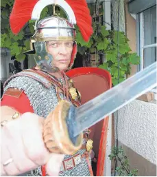  ??  ?? Die Bilder zeigen Jürgen Schnell in voller Rüstung mit Schild, Spieß und der Weinrebenr­ute Vitis.