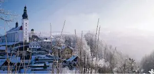  ?? FOTO: SASCHA RETTIG ?? Im Winter wird das Altvater-Gebirge mit seinen Dörfern und Städtchen nahe der polnischen Grenze zum Schneepara­dies.