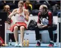  ??  ?? Andrea Petkovic mit Teamchef Jens Gerlach.