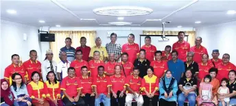  ??  ?? Goyee (seated, sixth right) and Gregory (seated, seventh right) join associatio­n members from Sibu and Kuching in a group photo.