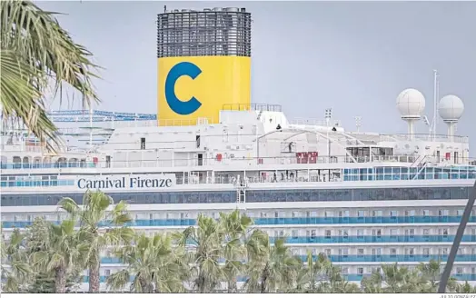  ?? JULIO GONZÁLEZ ?? El crucero ya luce su nuevo nombre en la flota de Carnival, a pesar de que la chimenea mantiene la “C” de Costa que tiene los días contados.