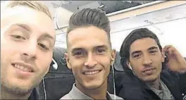  ?? FOTO: TWITTER ?? Denis Suárez, con Deulofeu y Bellerín durante un vuelo con la Sub-21