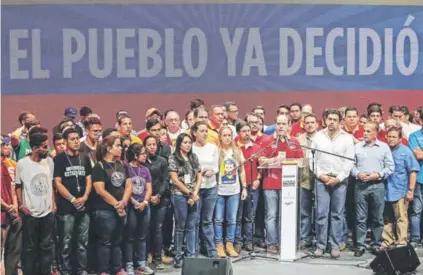  ?? FOTO: EFE ?? ►► El presidente de la Asamblea Nacional, Julio Borges, acompañado por dirigentes opositores, habla tras conocer los resultados de la consulta opositora, el domingo, en Caracas.
