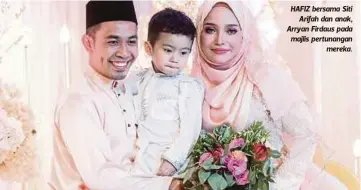  ??  ?? HAFIZ bersama Siti
Arifah dan anak, Arryan Firdaus pada majlis pertunanga­n
mereka.