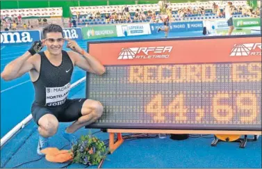  ??  ?? HISTÓRICO. Hortelano posa con el 44.69 que derriba el 44.96 de Cornet. Husillos, 44.73, le felicitó.