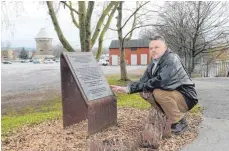  ?? FOTO: ANDREAS VEIGEL ?? Rittenauer an der Gedenkstel­e in Heilbronn.