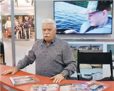  ?? PHOTO AGENCE QMI, ÉTIENNE PARÉ ?? Réal Massé, propriétai­re de la pourvoirie au Pays de Réal Massé, à Saint-Zénon, dans Lanaudière, s’inquiétait du manque d’intérêt des jeunes pour la chasse et la pêche lors du Salon national de la pourvoirie, hier, à Laval.