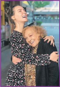  ??  ?? En cada viaje que realiza la cantante a España, aprovecha para pasar tiempo con su abuela