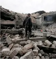 ?? REUTERS ?? Mosul. Tra le macerie di un edificio distrutto dai bombardame­nti