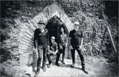  ?? UNIVERSAL MUSIC ?? Los miembros del grupo, en una mina abandonada del Sacromonte, citada en uno de los temas del disco