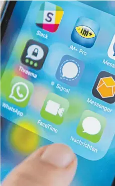  ?? FOTO: DPA ?? Dem neuen Polizeiges­etz nach sollen Behörden auch beim MessengerD­ienst WhatsApp mitlesen dürfen.