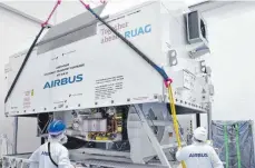  ?? FOTOS: AIRBUS ?? Mit dem Erdbeobach­tungs-Satelliten EarthCARE soll der Einfluss von Wolken und Aerosolen auf das Klima erforscht werden.