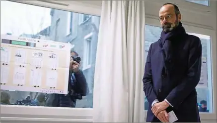  ??  ?? Le Premier ministre, Edouard Philippe, dans un bureau de vote du Havre (Seine-Maritime), dimanche