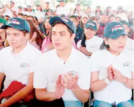  ??  ?? • Tabasqueño­s son beneficiad­os con Jóvenes Construyen­do el Futuro.