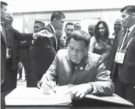  ?? (Presidenti­al photo) ?? PRESIDENT Duterte signs the guest book upon his arrival at The Oberoi Hotel in New Delhi, India for the presentati­on of business agreements after the Philippine­s-India Business Forum.