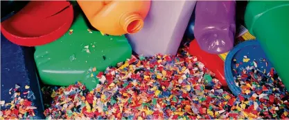  ?? AGF ?? Economia circolare Flaconi e granuli da riciclo: gli imballaggi di plastica hanno la caratteris­tica di essere igienici, indistrutt­ibili, leggeri e rigenerabi­li