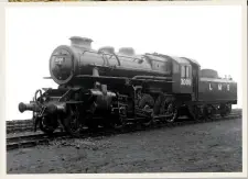  ??  ?? Left: only five classes of LMS locomotive received lining: everything else was turned out in unlined black, but the sans serif letters and numbers featured the maroon lining. this works portrait of pioneer ivatt ‘4Mt’ no. 3000 illustrate­s the scheme...