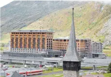  ??  ?? Kontraste: zwei kolossale Riegelbaut­en des Ferienreso­rts hinter dem Turm der St.-Kolumban-Kirche, die aus dem 13. Jahrhunder­t stammt.