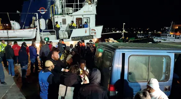  ??  ?? SbarcoIn serata i 49 migranti raccolti dalla Mar Jonio Mediterran­ea sono stati fatti sbarcare a Lampedusa. Fra loro c’erano anche dodici bambini