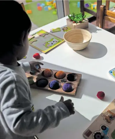  ?? MASSIMILIA­NO MINOCRI ?? Un niño en una escuela infantil del Baix Llobregat (Barcelona) el 19 de marzo.