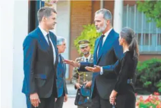  ?? EFE ?? Los Reyes visitan la Embajada británica en Madrid para trasladar el pésame//