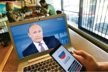  ?? Foto: Donat Sorokin, Imago Images ?? Der Große Bruder im Internet? Ein neues Gesetz ermöglicht es dem russischen Staat, das World Wide Web nach Belieben zu zensieren. Doch gerade junge Russen wollen sich damit nicht abfinden.