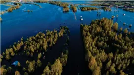  ?? ?? Torneälven har svämmat över av den kraftiga vårfloden, bilden är från Övertorneå.