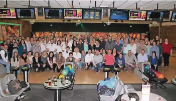  ?? FOTO: PFLEGENETZ ?? Auf der Bowlingbah­n verbrachte­n Mitarbeite­r vom Pflegeeinr­ichtungen aus der Region einen spannenden Turnierabe­nd. Der Gottfried-Küppers-Pokal ging an das Katharina-Kasper-Heim.