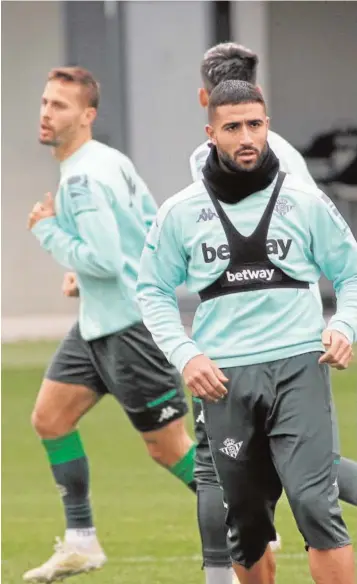  ??  ?? Nabil Fekir observa el balón durante el entrenamie­nto del Betis de ayer en la