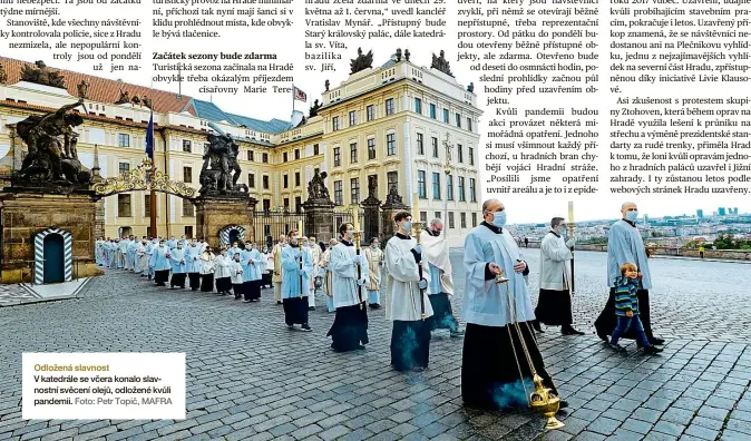  ??  ?? Odložená slavnost V katedrále se včera konalo slavnostní svěcení olejů, odložené kvůli pandemii. Foto: Petr Topič, MAFRA