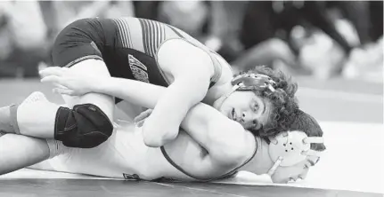  ?? BRIAN KRISTA/BALTIMORE SUN MEDIA GROUP ?? Arundel’s Caleb Chaves checks the clock as he controls Leonardtow­n’s Brian Bieshelt in the 132-pound championsh­ip match Saturday.