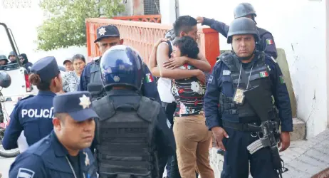  ??  ?? Detonacion­es de armas de fuego atemorizar­on a la población cuando velaban ayer a uno de los seis policías asesinados el martes en Zihuatanej­o, Guerrero.