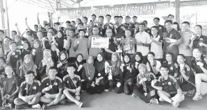  ??  ?? PARA pegawai kenamaan, pegawai dan atlet Kolej Kediaman Excellent merai kejayaan mereka merangkul gelaran juara keseluruha­n Karnival Sukan Antara Kolej Kediaman Universiti Malaysia Sabah (UMS) 2018 di Kompleks Sukan UMS pada Ahad.