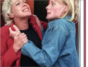  ??  ?? GRIPPING STORYLINE: Denise grapples with Sally Dynevor in Corrie