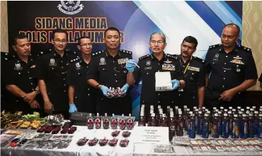  ??  ?? End of theroad: Comm Mazlan showing some of the items seized during a press conference at the Kuala Lumpur police headquater­s.