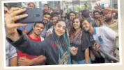  ??  ?? VJ Bani J with OnePlus customers at a pop-up in Bangalore