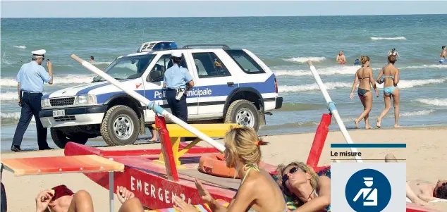  ??  ?? Le misure Più agenti
Prevista l’assunzione, anche stagionale, di personale della polizia locale per controllar­e gli accessi in spiaggia e i venditori abusivi fra gli ombrelloni In pattuglia
I vigili urbani di Rimini lungo la spiaggia della località...