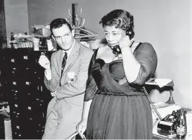  ??  ?? El director de la célebre revista con Ella Fitzgerald.