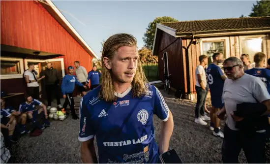  ?? Bild: Jonas Myrholm ?? Spelande tränaren i Sjuntorp, tillika skytteliga­ledare i division 5 Västra, Alexander Karlström är laddad inför dagens direktsänd­a match på ttela.se.