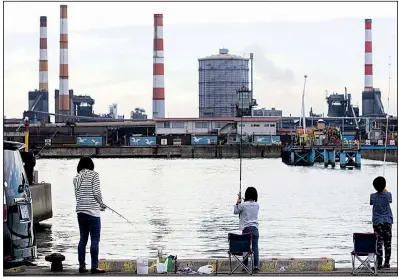  ?? Bloomberg News/TOMOHIRO OHSUMI ?? People fish across from a Kobe Steel Ltd. plant in Kakogawa, Hyogo, Japan on Saturday. The company said Tuesday that it is cooperatin­g with the U.S. Department of Justice in an investigat­ion of claims that it falsified certificat­ions on the strength...