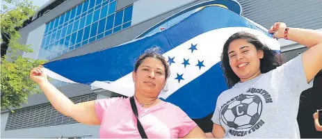  ??  ?? ORGULLO. Doña Maura Zepeda y su hija Sthepany Reyes Zepeda posan con la bandera de Honduras.