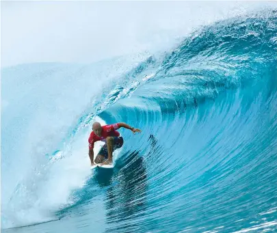  ??  ?? Americano Kelly Slater faz etapa perfeita e volta a brilhar no circuito mundial de surfe; Medina cai na semi